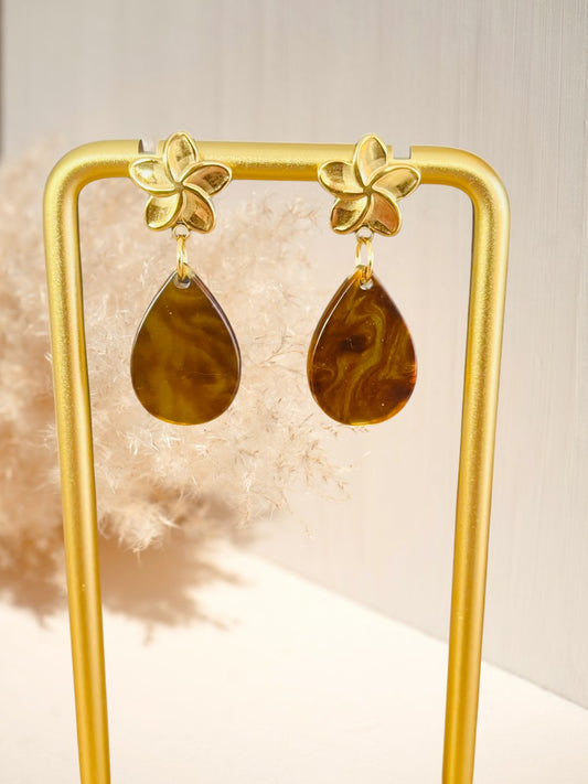 boucles d'oreilles à clous fleur acier inoxydable doré et goutte acrylique marron ambre marbré