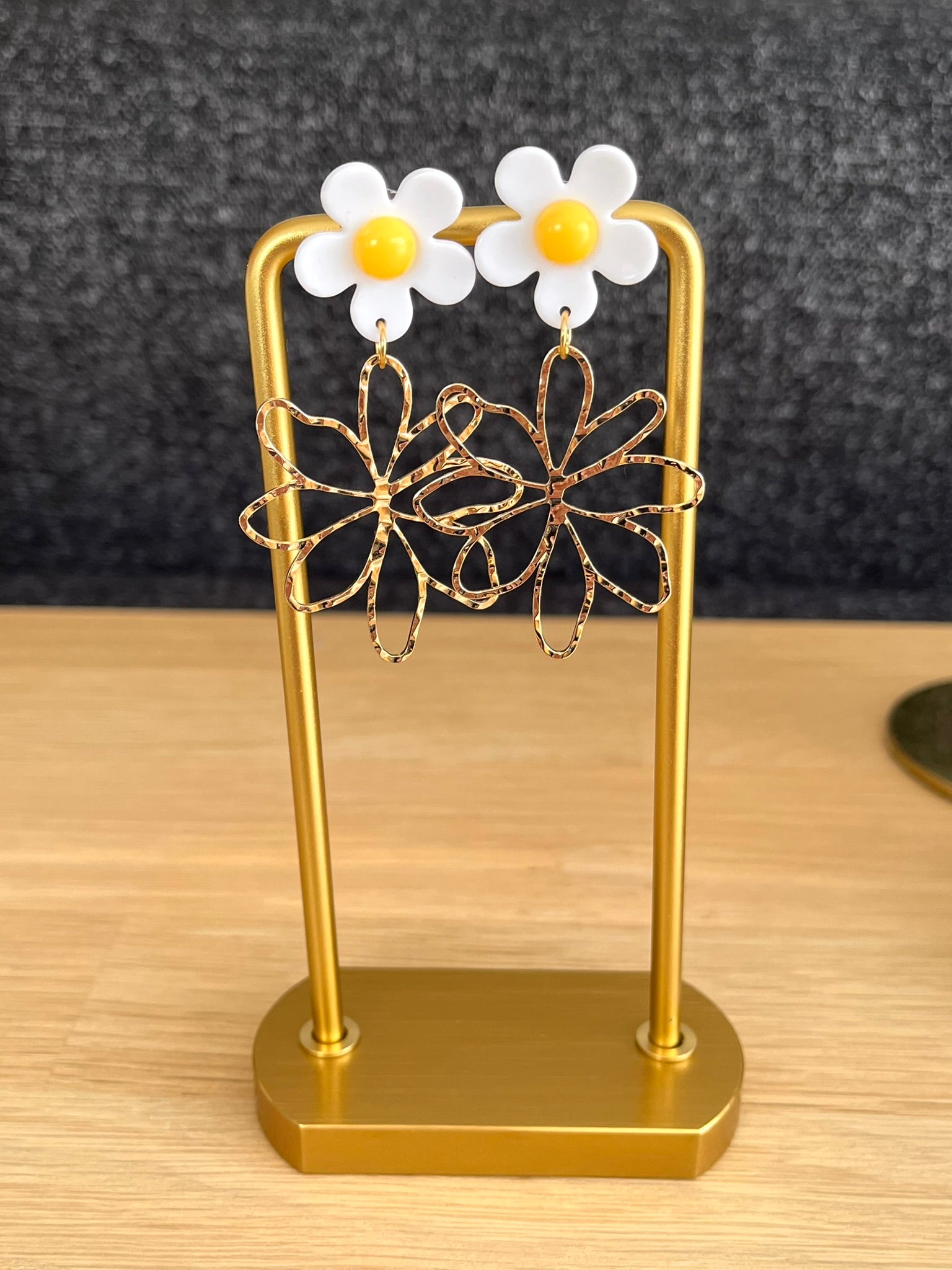 Boucles d'oreilles fantaisie fait main.
Clous d'oreilles marguerite en acrylique blanc et jaune.
Pendentifs silhouette florale en laiton doré.
Bijou fantaisie fait main.