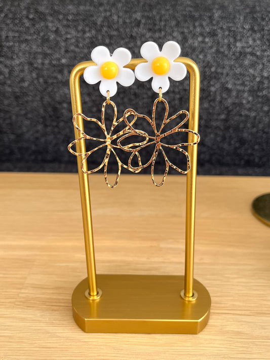 Boucles d'oreilles fantaisie fait main.
Clous d'oreilles marguerite en acrylique blanc et jaune.
Pendentifs silhouette florale en laiton doré.
Bijou fantaisie fait main.