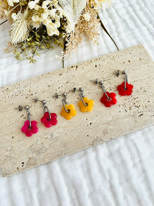 Boucles d'oreilles fantaisie fait main.
Clous d'oreilles et monture en acier inox argenté.
Fleur en acrylique jaune, rouge ou rose fuchsia.
Bijou fantaisie fait main