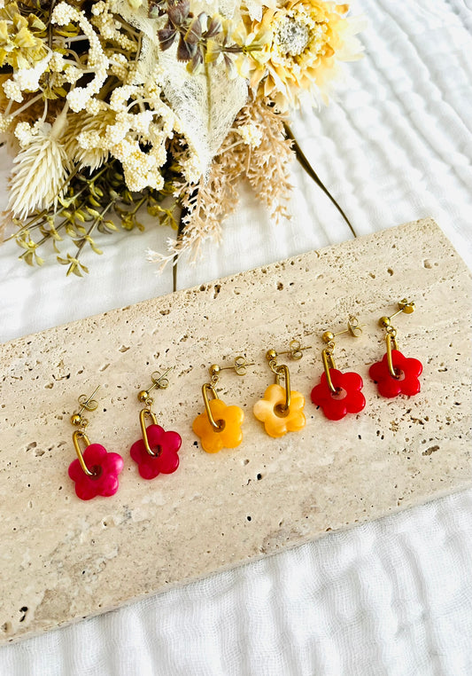 Boucles d'oreilles fantaisie fait main.
Clous d'oreilles et monture en acier inox doré.
Fleur en acrylique jaune, rouge ou rose fuchsia.
Bijou fantaisie fait main