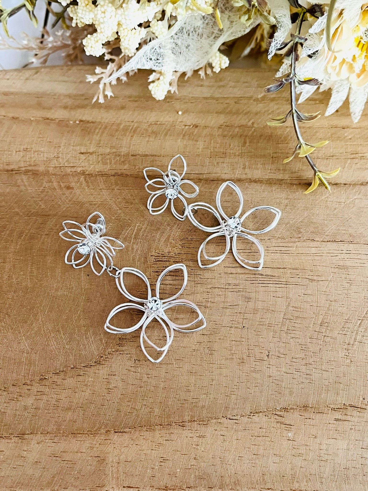 Boucles d'oreilles fleur argenté avec strass. Très légères.
Boucles d'oreilles pour mariage, baptême, cérémonie...
Bijou fantaisie fait main.