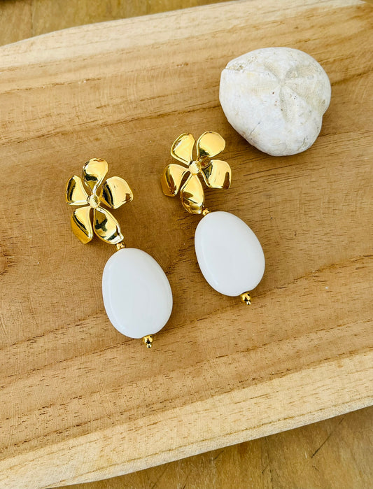 Boucles d'oreilles fantaisie fait main.
Clous d'oreilles fleur en acier inoxydable doré.
Perles en acrylique blanches.
Bijou fantaisie fait main.