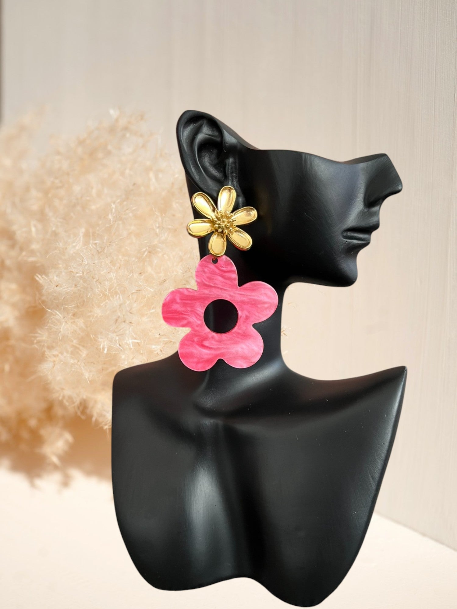 Boucles d'oreilles fantaisie à clous faites main.
Clous d'oreilles fleur en acier inoxydable doré.
Pendentifs fleur en acrylique rose.
Bijou fantaisie fait main.