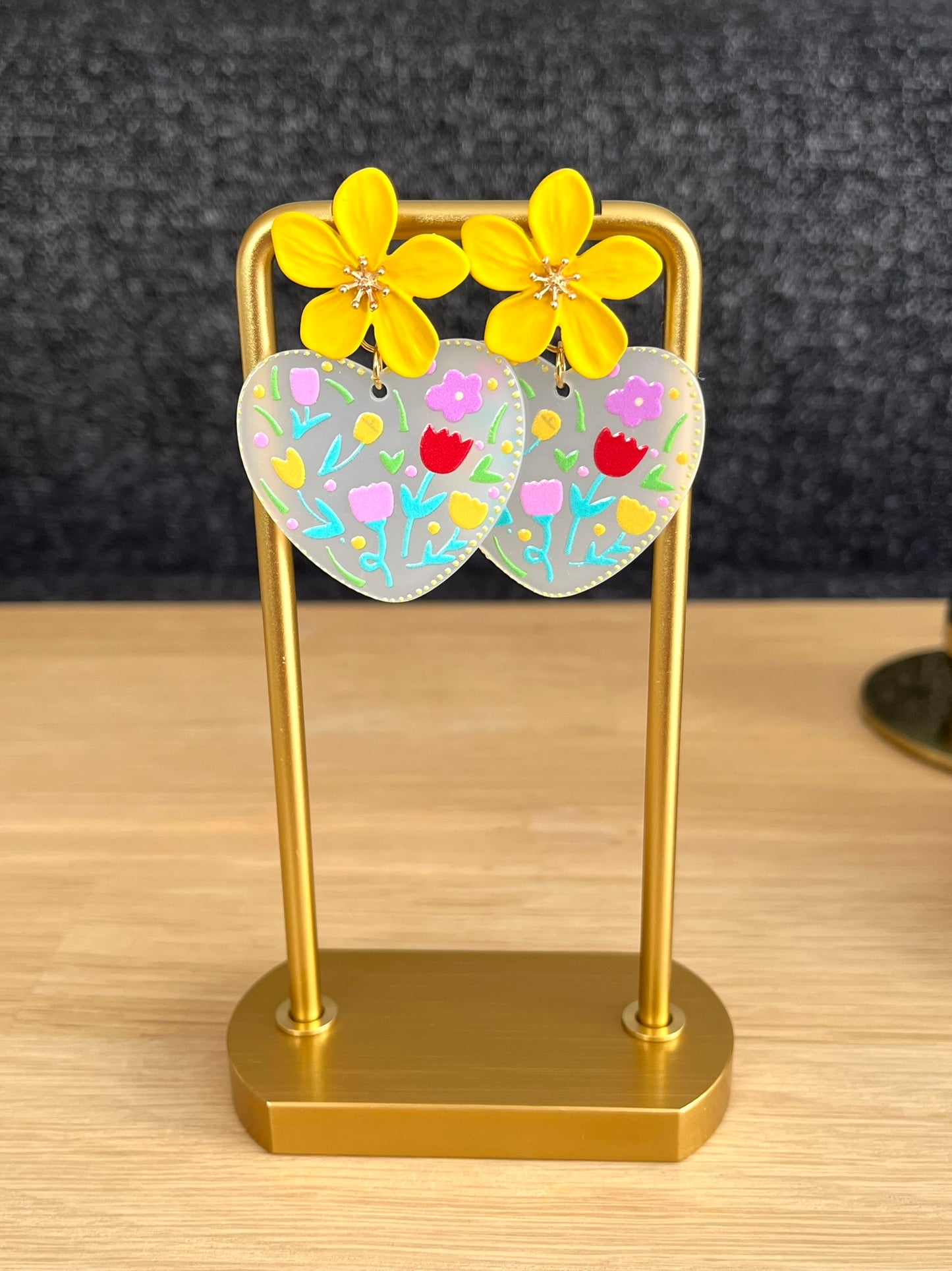 Boucles d'oreilles fantaisie fait main.
Clous d'oreilles fleur jaune.
Pendentif coeur en acrylique motif floral.
Bijou fantaisie fait main