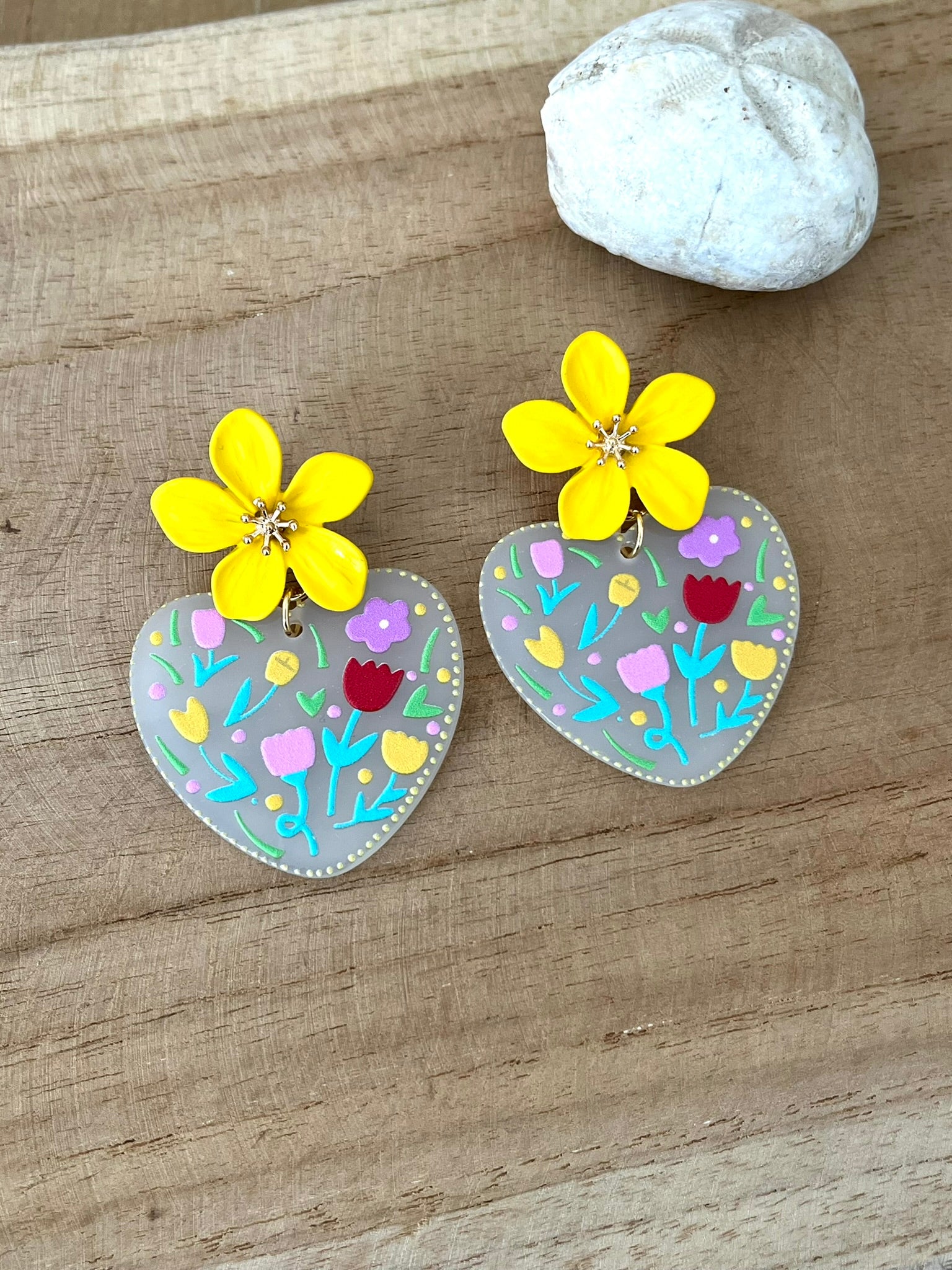 Boucles d'oreilles fantaisie fait main.
Clous d'oreilles fleur jaune.
Pendentif coeur en acrylique motif floral.
Bijou fantaisie fait main
