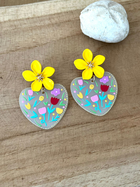 Boucles d'oreilles fantaisie fait main.
Clous d'oreilles fleur jaune.
Pendentif coeur en acrylique motif floral.
Bijou fantaisie fait main
