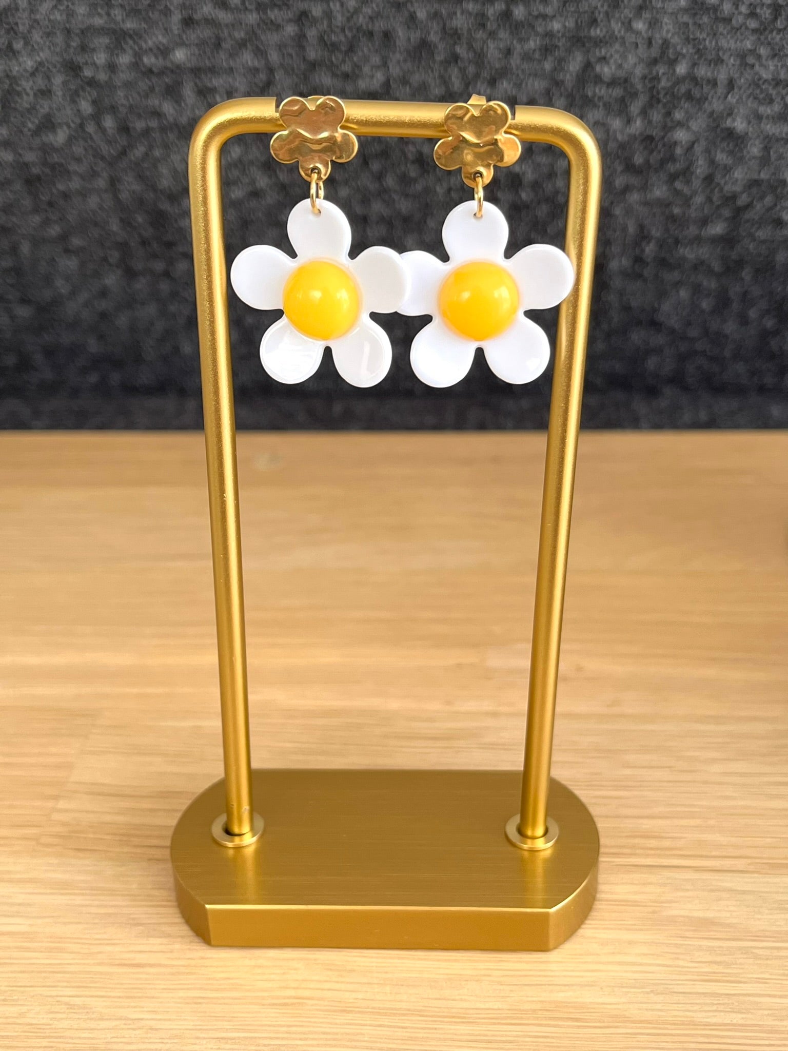Boucles d'oreilles fantaisie fait main.
Clous d'oreilles fleur en acier inoxydable doré. Pendants marguerite en acrylique blanc et jaune.
Bijou fantaisie fait main.