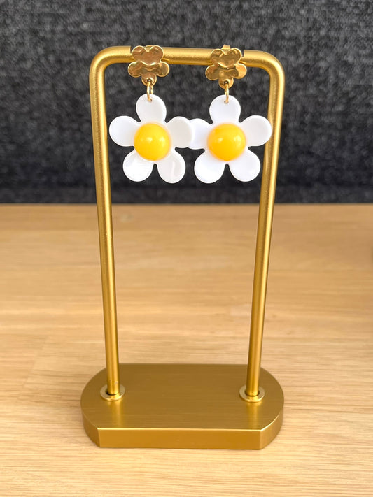 Boucles d'oreilles fantaisie fait main.
Clous d'oreilles fleur en acier inoxydable doré. Pendants marguerite en acrylique blanc et jaune.
Bijou fantaisie fait main.