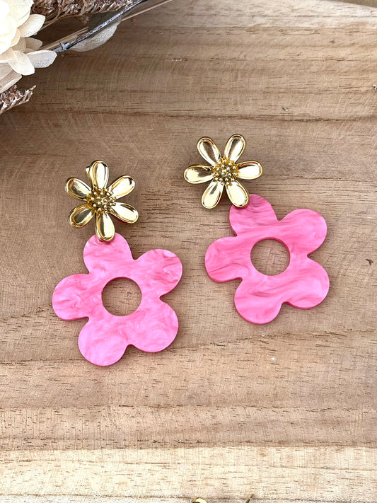 Boucles d'oreilles fantaisie à clous faites main.
Clous d'oreilles fleur en acier inoxydable doré.
Pendentifs fleur en acrylique rose.
Bijou fantaisie fait main.