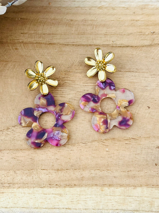 Boucles d'oreilles fantaisie à clous faites main.
Clous d'oreilles fleur en acier inoxydable doré.
Pendentifs fleur en acrylique transparent, rose et pourpre.
Bijou fantaisie fait main.