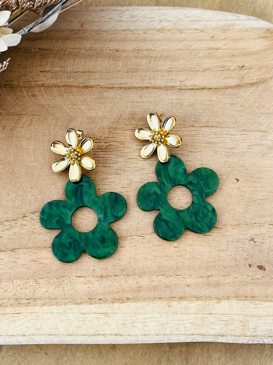 Boucles d'oreilles fantaisie à clous faites main.
Clous d'oreilles fleur en acier inoxydable doré.
Pendentifs fleur en acrylique vert.
Bijou fantaisie fait main.