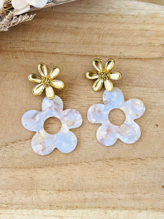 Boucles d'oreilles fantaisie à clous faites main.
Clous d'oreilles fleur en acier inoxydable doré.
Pendentifs fleur en acrylique blanc nacré.
Bijou fantaisie fait main.