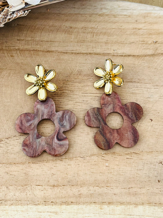 Boucles d'oreilles fantaisie à clous faites main.
Clous d'oreilles fleur en acier inoxydable doré.
Pendentifs fleur en acrylique marron pailleté.
Bijou fantaisie fait main.