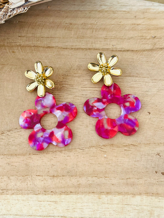 Boucles d'oreilles fantaisie à clous faites main.
Clous d'oreilles fleur en acier inoxydable doré.
Pendentifs fleur en acrylique rose multicolore.
Bijou fantaisie fait main.