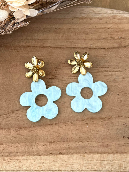 Boucles d'oreilles fantaisie à clous faites main.
Clous d'oreilles fleur en acier inoxydable doré.
Pendentifs fleur en acrylique bleu ciel.
Bijou fantaisie fait main.