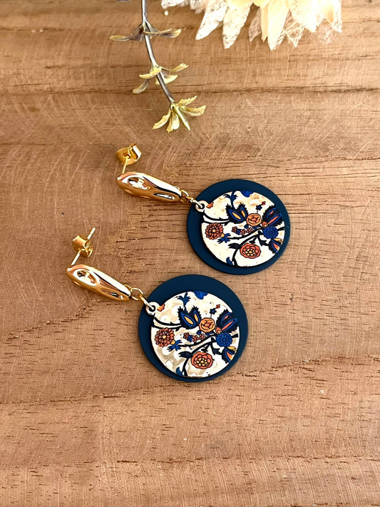 Boucles d'oreilles fantaisie fait main.
Boucles d'oreilles à clous en laiton doré à l'or fin.
Sequins ronds bleu marine, pendentifs motif fleurs doré, bleu et orange.
Bijou fantaisie fait main