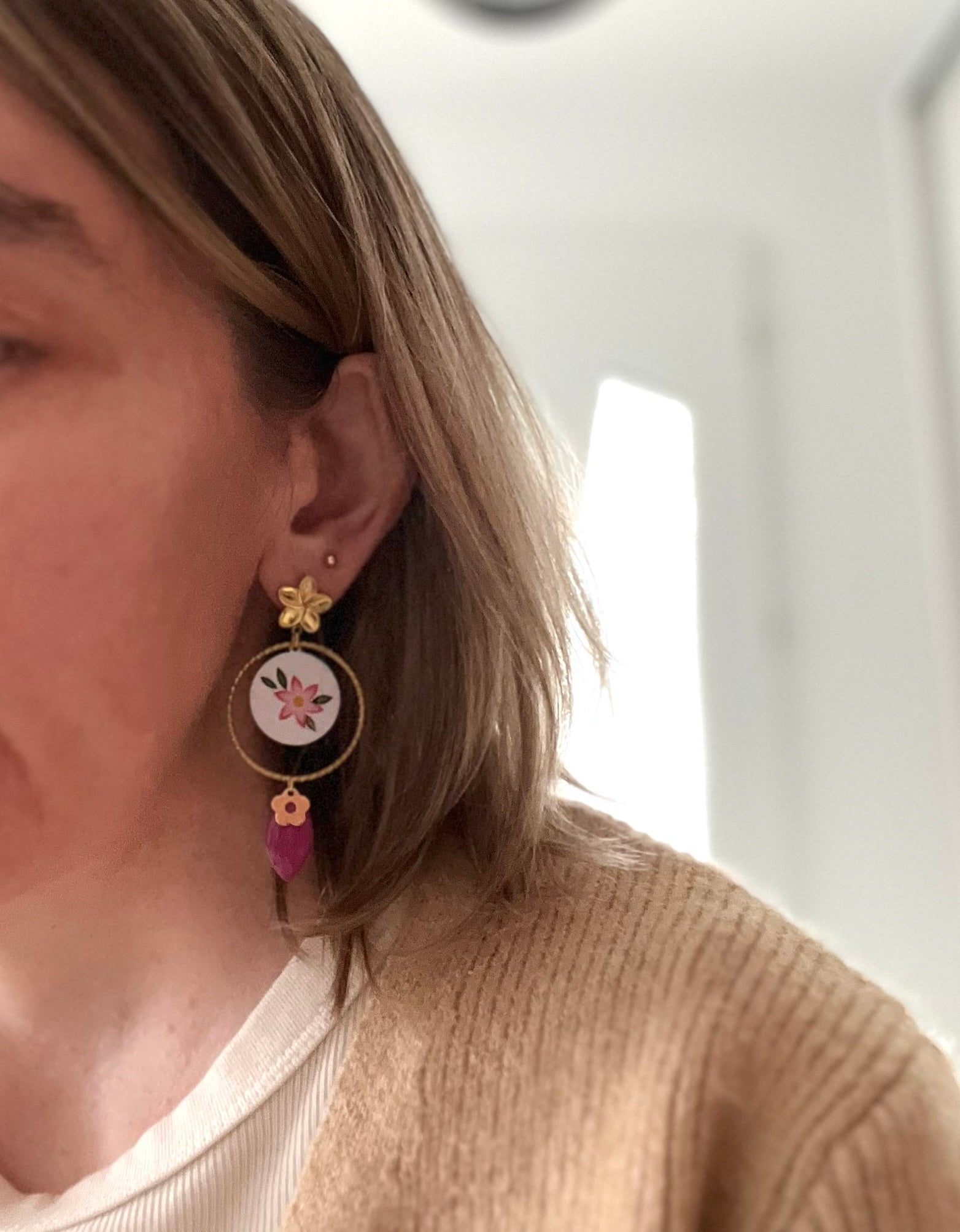 Boucles d'oreilles fantaisie fait main en acier inoxydable doré.
Clous d'oreilles fleur, anneaux ciselés de 30mm, pendentifs rond imprimé fleur rose sur fond blanc, sequin navette émaillé rose, pampille fleur doré.

Bijou fantaisie fait main