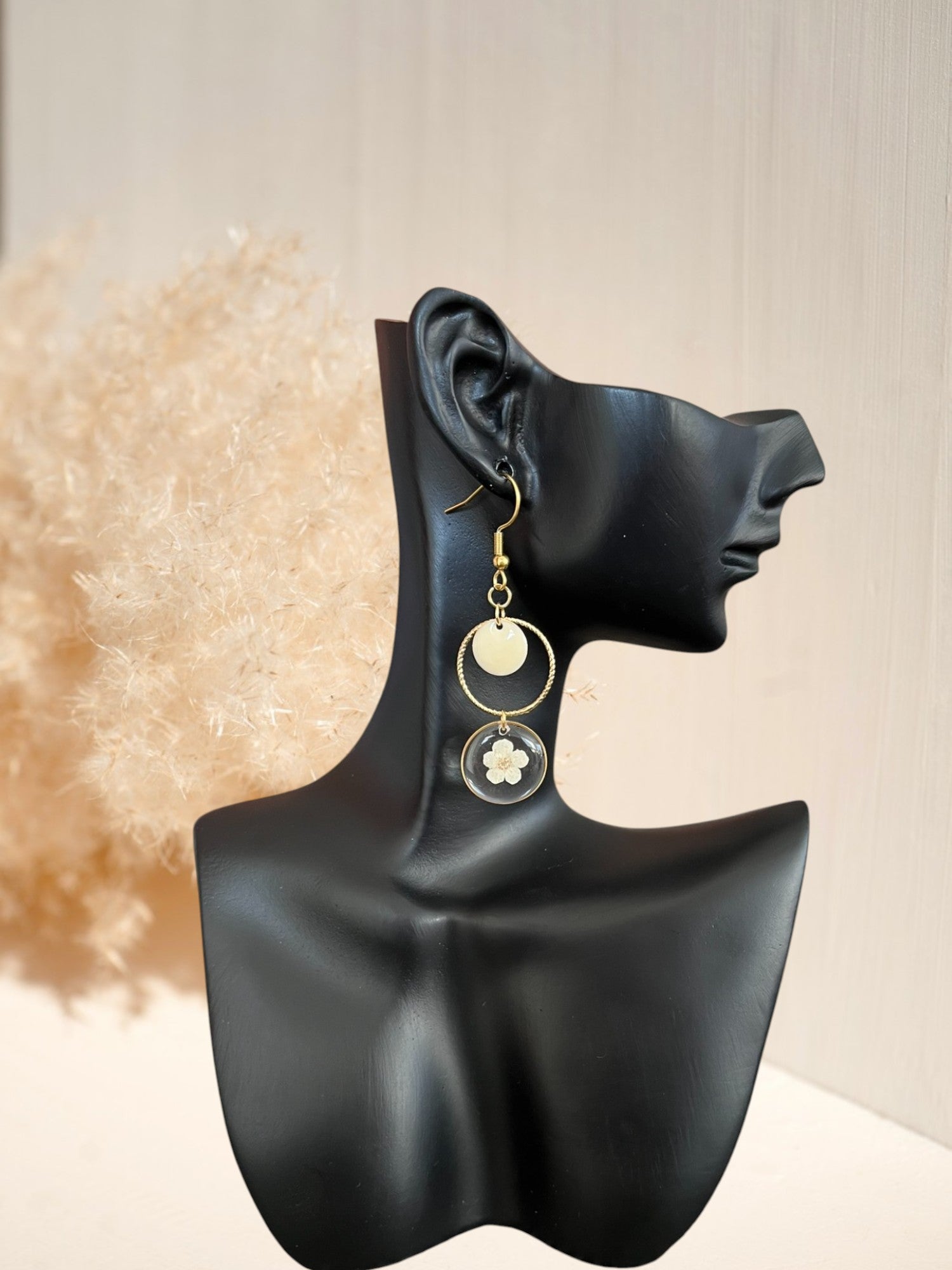 Boucles d'oreilles fantaisie fait main.
Crochets en acier inoxydable doré.
Pendentifs fleur séchée écru.
Bijou fantaisie fait main