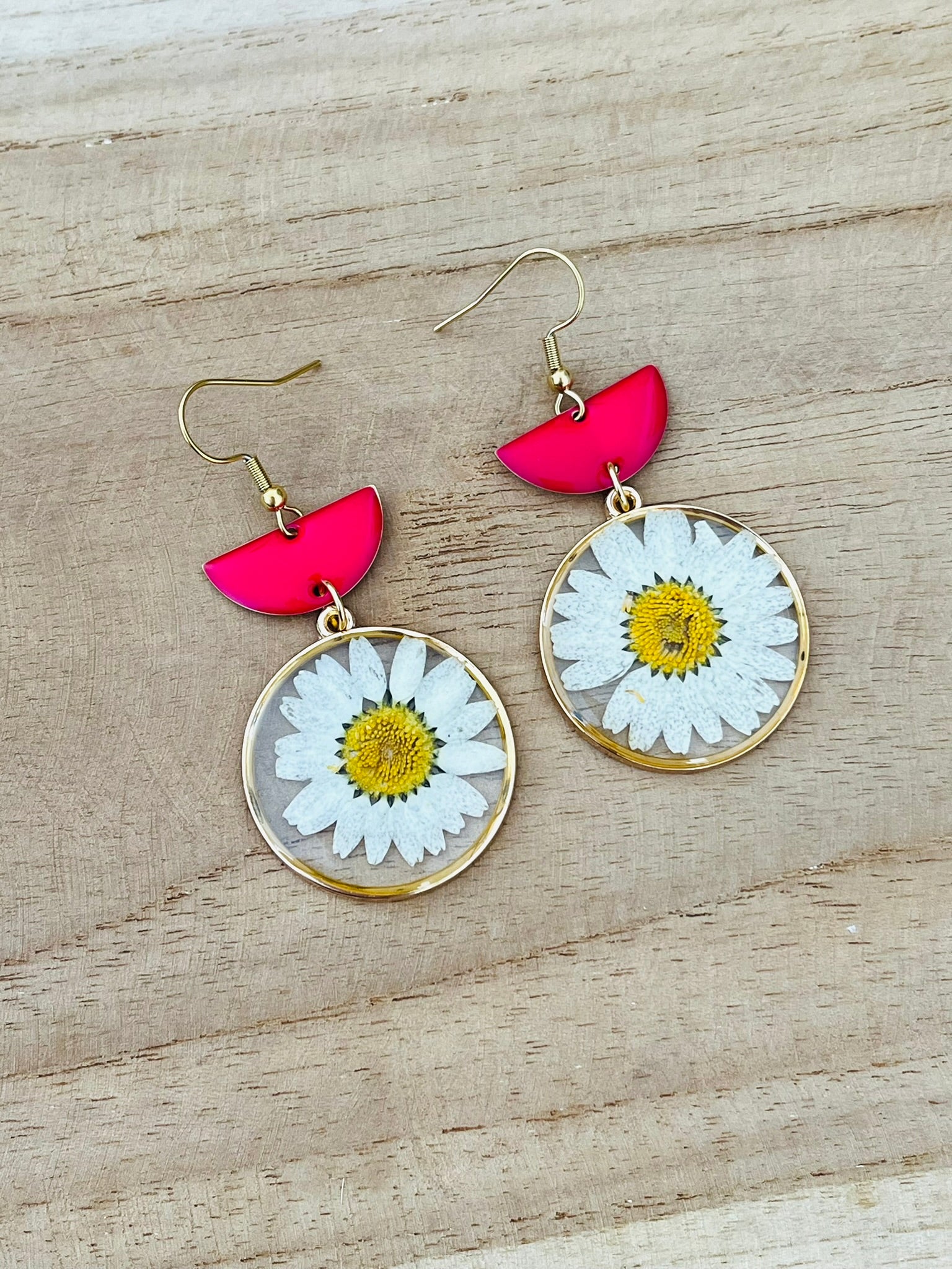 Boucles d'oreilles fantaisie fait main.
Crochets en acier inoxydable doré, pendentif fleur séchée marguerie.
Bijou fantaisie fait main.