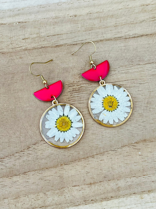 Boucles d'oreilles fantaisie fait main.
Crochets en acier inoxydable doré, pendentif fleur séchée marguerie.
Bijou fantaisie fait main.
