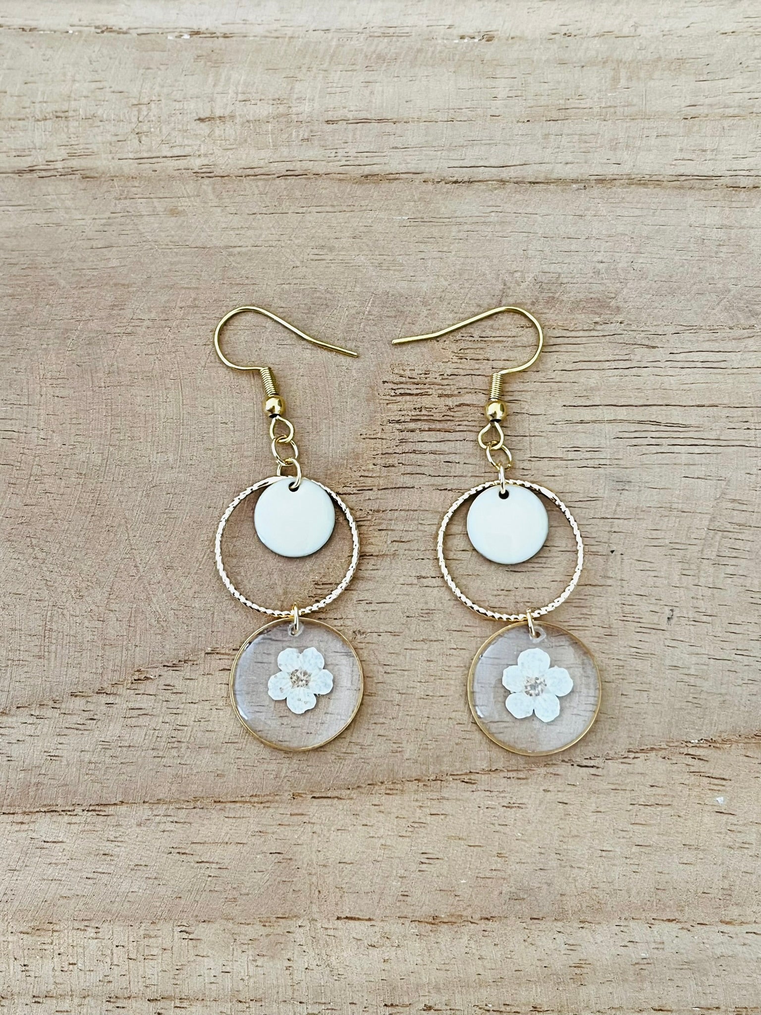 Boucles d'oreilles fantaisie fait main.
Crochets en acier inoxydable doré.
Pendentifs fleur séchée écru.
Bijou fantaisie fait main