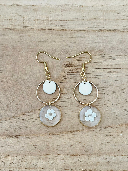 Boucles d'oreilles fantaisie fait main.
Crochets en acier inoxydable doré.
Pendentifs fleur séchée écru.
Bijou fantaisie fait main