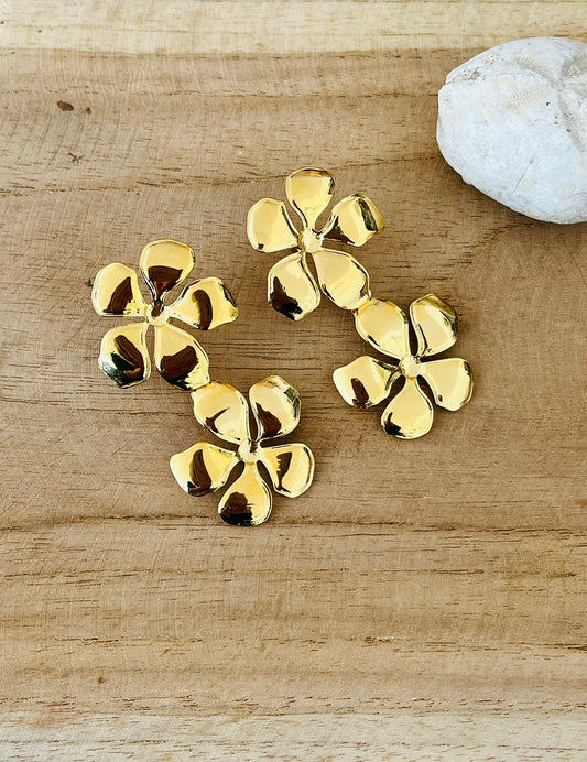 Bijou fantaisie fait main.
Boucles d'oreilles fleurs à clous en acier inoxydable doré.
Boucles d'oreilles fantaisie fait main