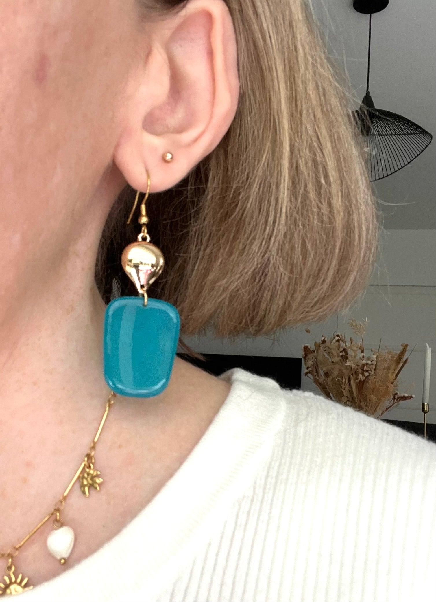 Boucles d'oreilles fantaisie fait main.
Crochets en acier inox doré.
Connecteurs goutte dorés.
Pendentifs trapèze en résine bleu lagune.
Bijou fantaisie fait main.