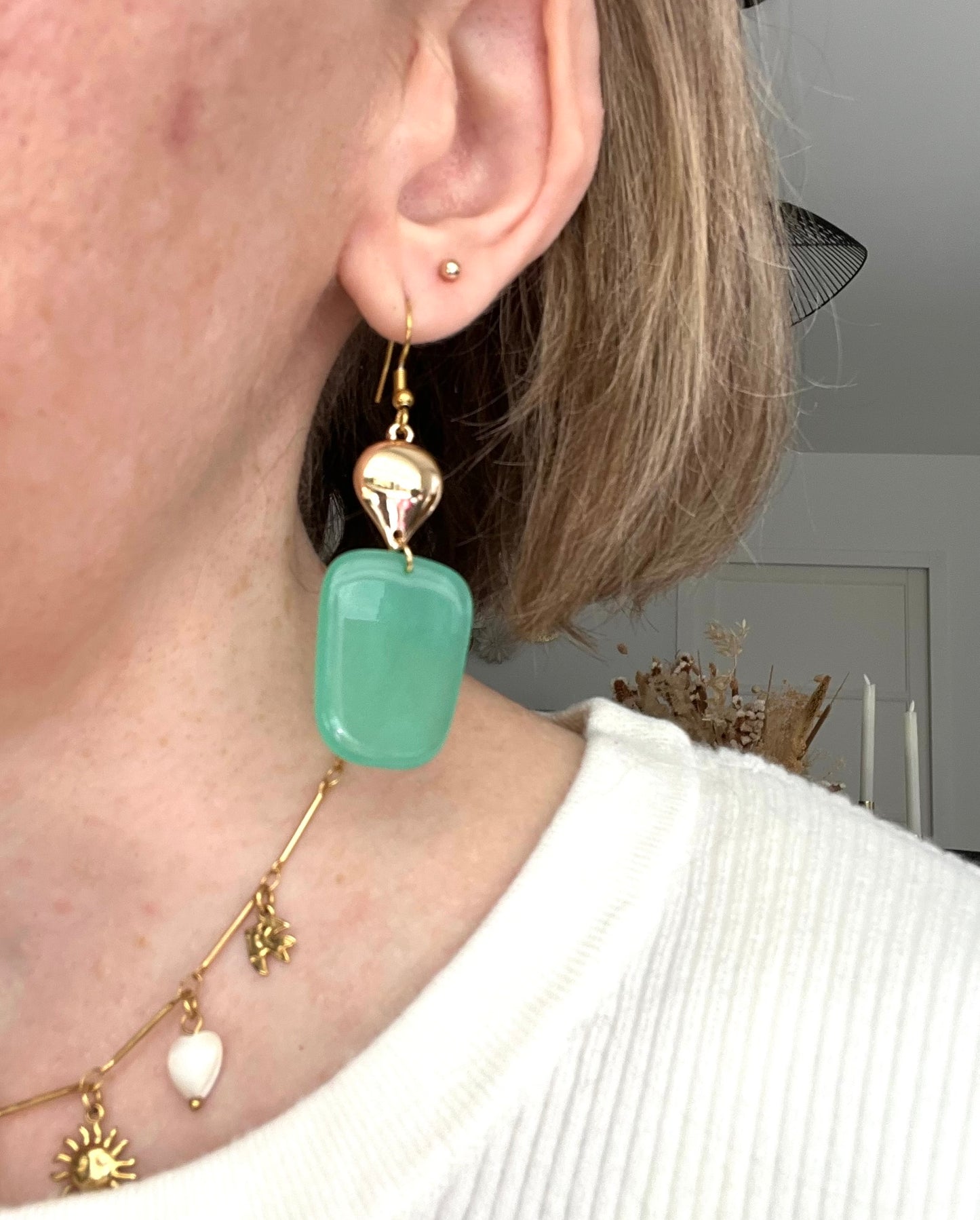 Boucles d'oreilles fantaisie fait main.
Crochets en acier inox doré.
Connecteurs goutte dorés.
Pendentifs trapèze en résine vert.
Bijou fantaisie fait main.