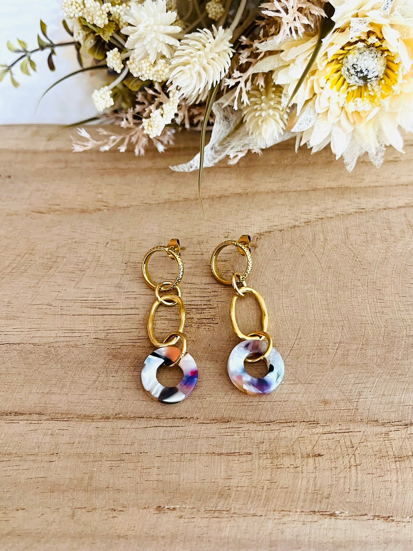 Boucles d'oreilles fantaisie fait main.
Boucles d'oreilles à clous en acier inoxydable doré et acrylique.
Jeu de formes géométriques mélant cercle et ovale.
Bijou fantaisie fait main