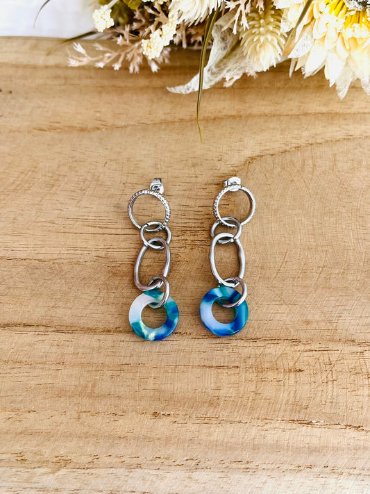 Boucles d'oreilles fantaisie fait main.
Boucles d'oreilles à clous en acier inoxydable  et acrylique bleu - vert.
Jeu de formes géométriques mélant cercle et ovale.
Bijou fantaisie fait main