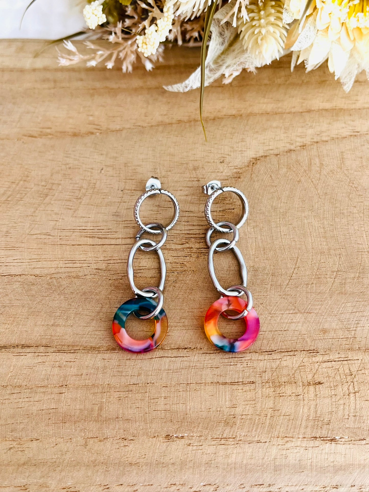 Boucles d'oreilles fantaisie fait main.
Boucles d'oreilles à clous en acier inoxydable et acrylique rouge - vert
Jeu de formes géométriques mélant cercle et ovale.
Bijou fantaisie fait main
