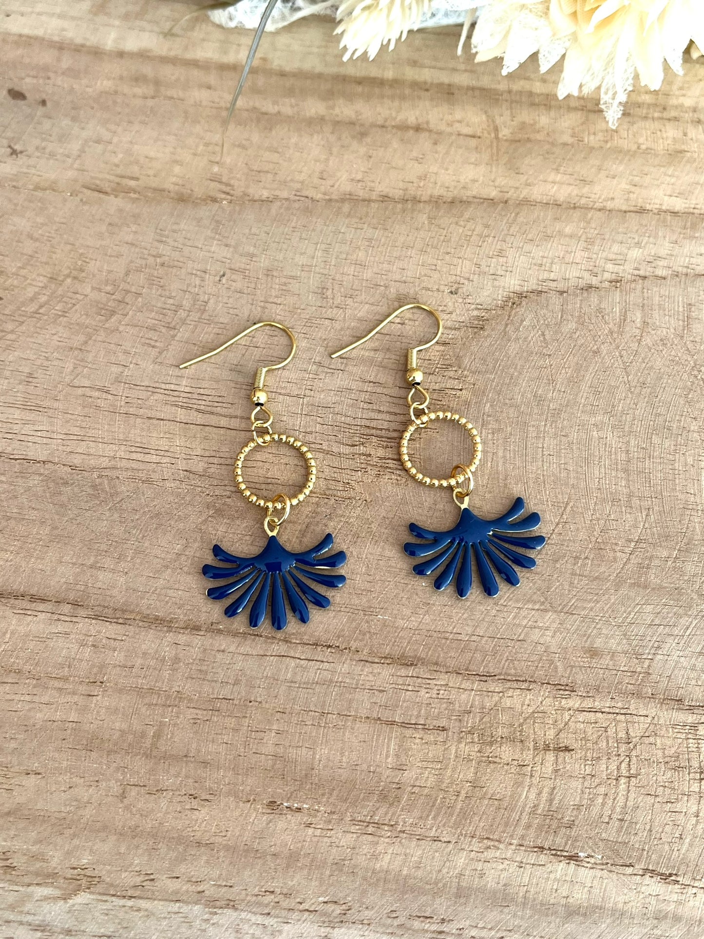 Boucles d'oreilles fantaisie fait main.
Boucles d'oreilles en acier inoxydable doré. Pendentifs feuille de ginkgo émaillé.
Bijou fantaisie fait main