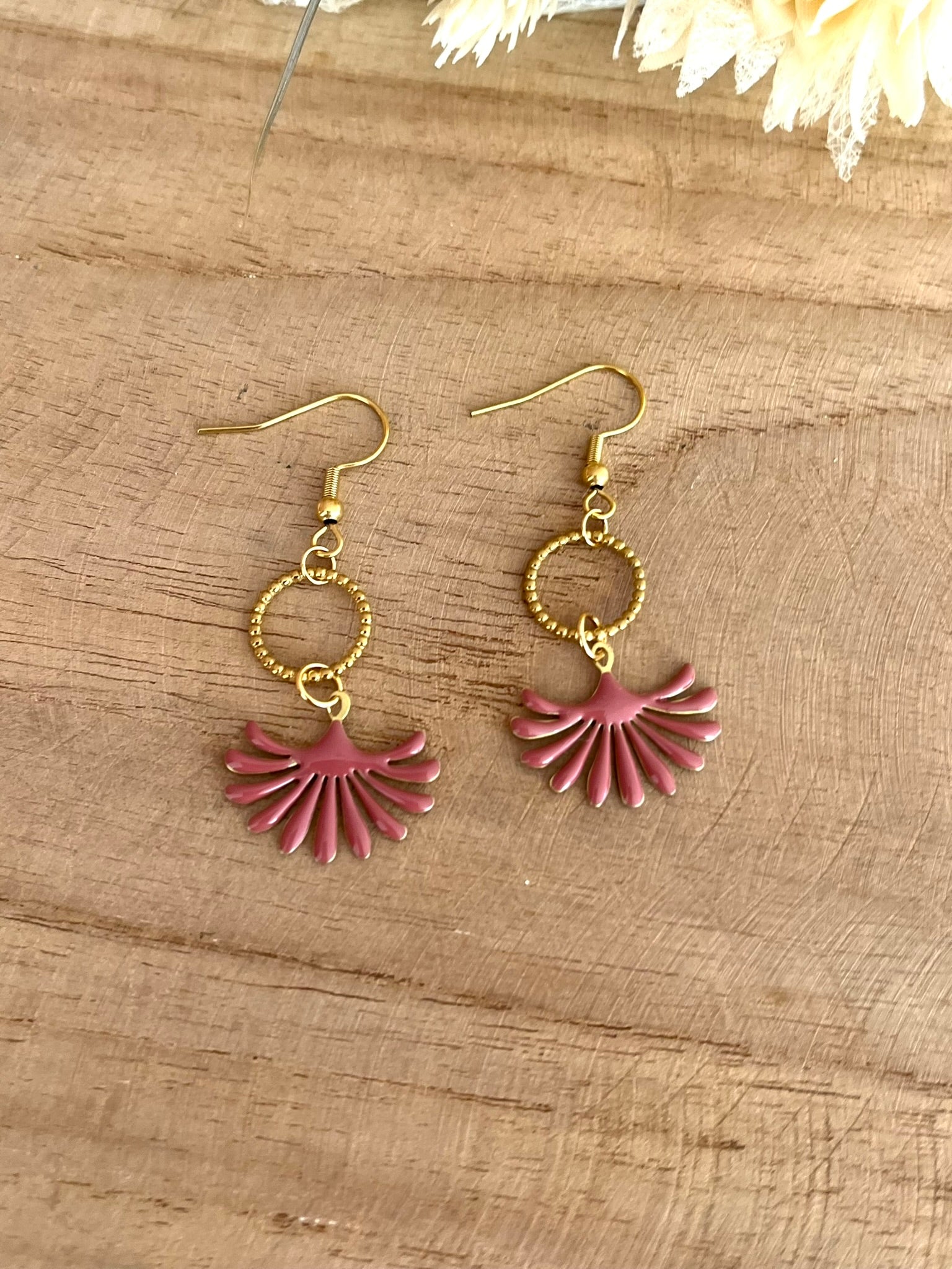 Boucles d'oreilles fantaisie fait main.
Boucles d'oreilles en acier inoxydable doré. Pendentifs feuille de ginkgo émaillé.
Bijou fantaisie fait main