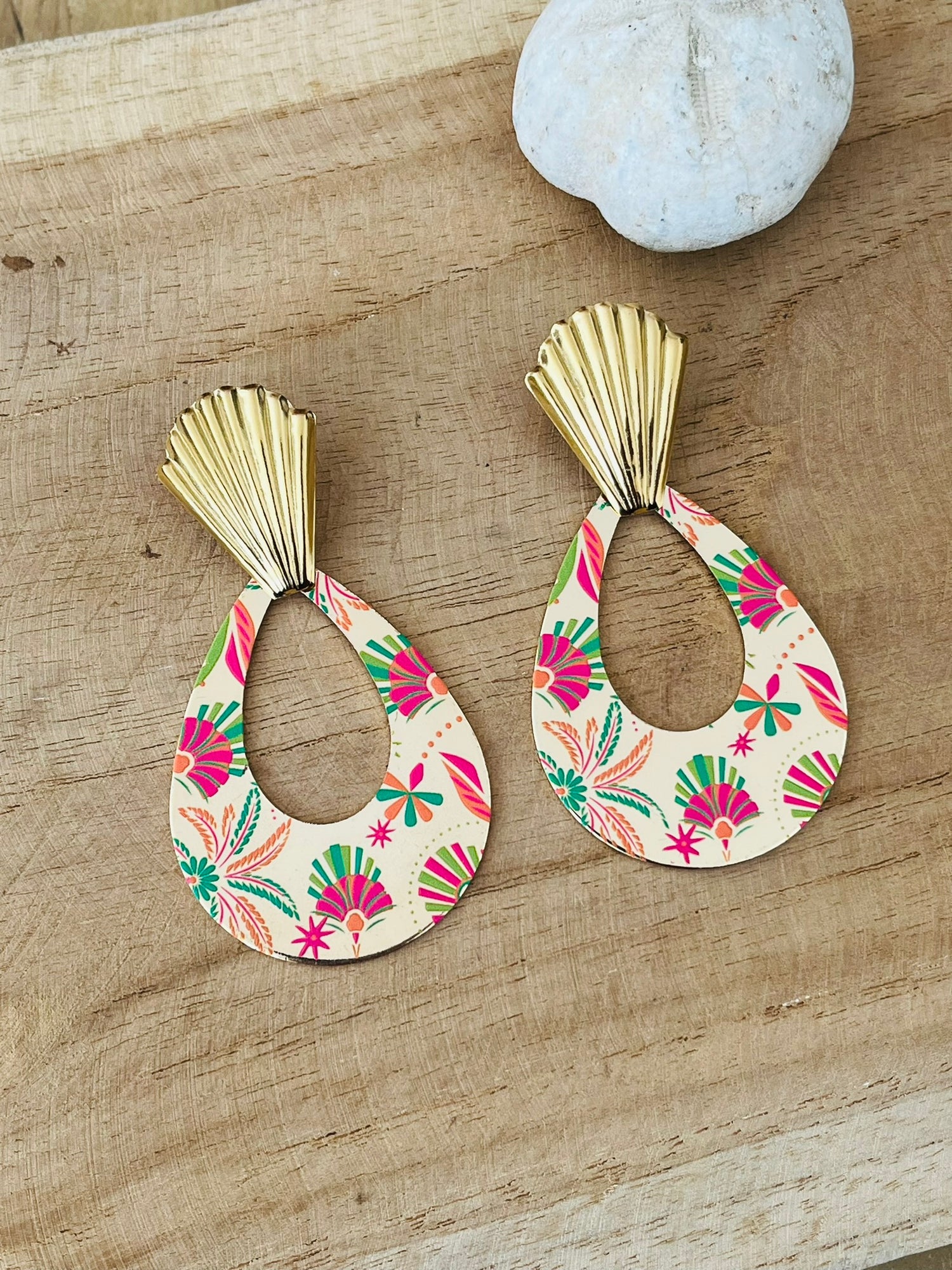 Boucles d'oreilles fantaisie fait main.
Clous d'oreilles éventail plissé en acier inoxydable doré;
Pendentif goutte ajourée motif floral orange, fuchsia.
Bijou fantaisie fait main.