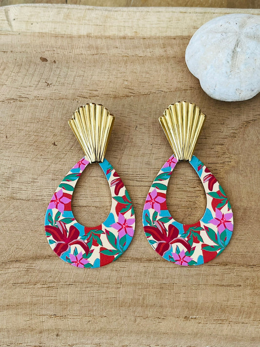 Boucles d'oreilles fantaisie fait main.
Clous d'oreilles forme éventail plissé en acier inoxydable doré;
Pendentifs goutte ajourée motif floraux rouge, turquoise, fuchsia.
Bijou fantaisie fait main