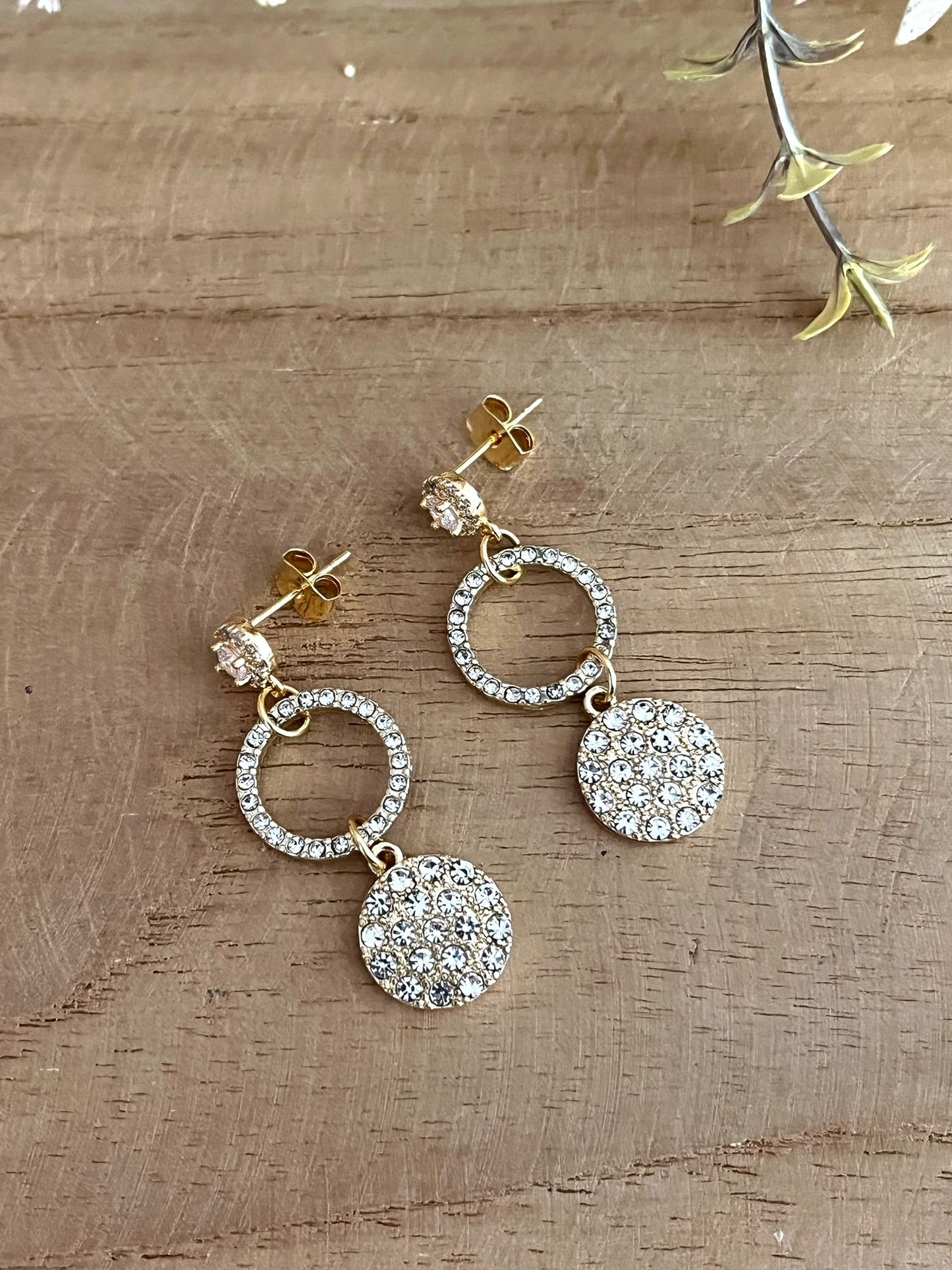 Boucles d'oreilles fantaisie fait main.
Tout en strass cristal et laiton doré.
Jeux de cercles.
Bijou fantaisie fait main.