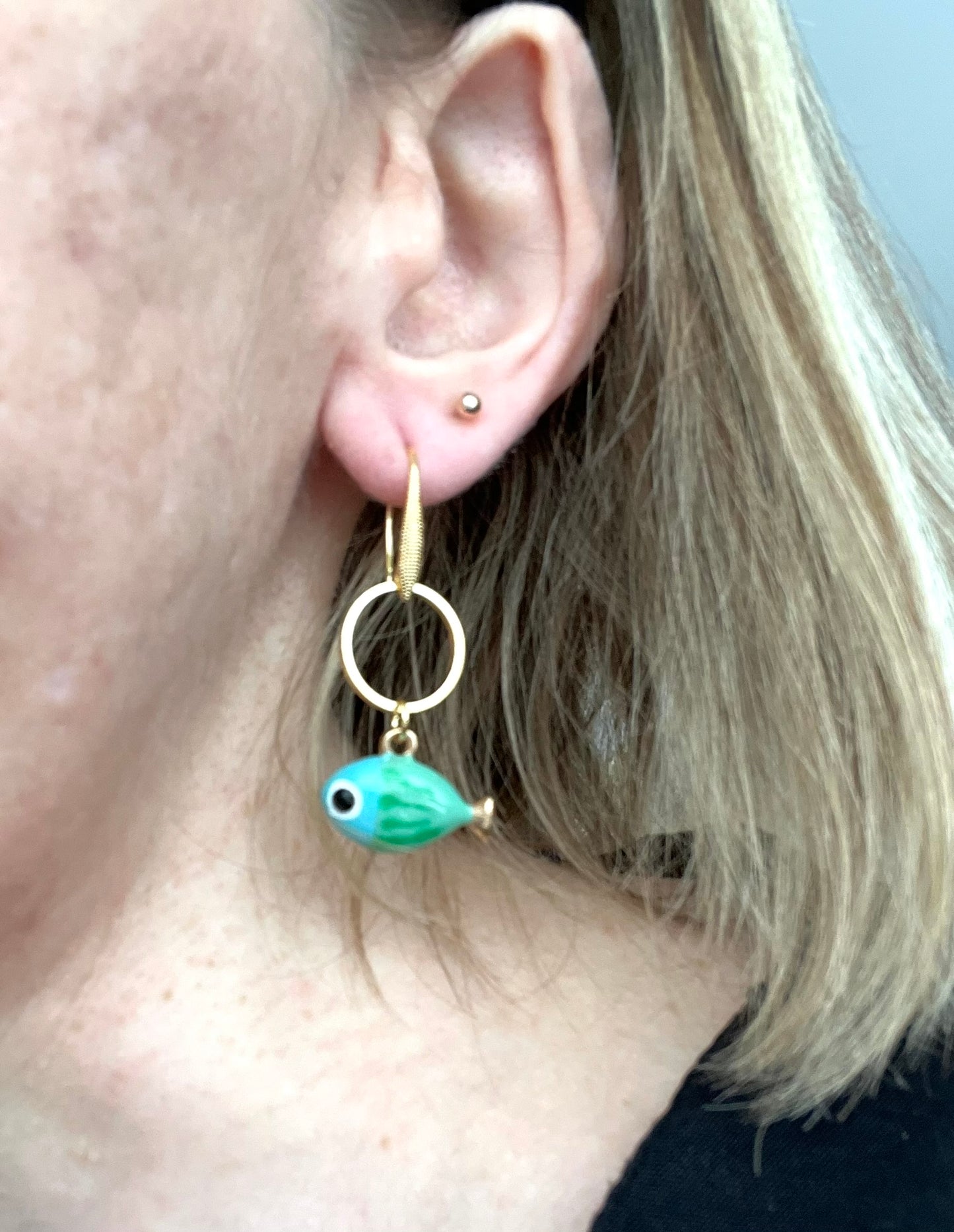 Bijou fantaisie fait main.
Crochets de boucles d'oreilles en laiton plaqué or 18k.
Anneaux fermes de 15mm en laiton plaqué or 18k.
Breloques poisson émaillé vert et bleu.
Bijou fait main.