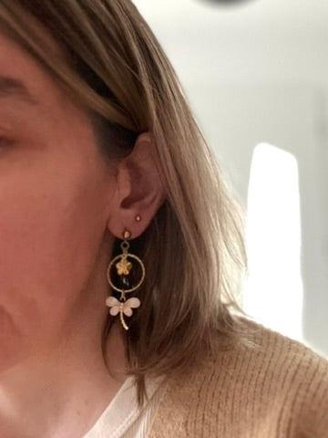 Boucles d'oreilles fantaisie fait main.
Clous d'oreilles en acier inox doré. petites felurs de cerisier en acier doré, libellules dorées et beige ornées de strass.
Bijou fantaisie fait main