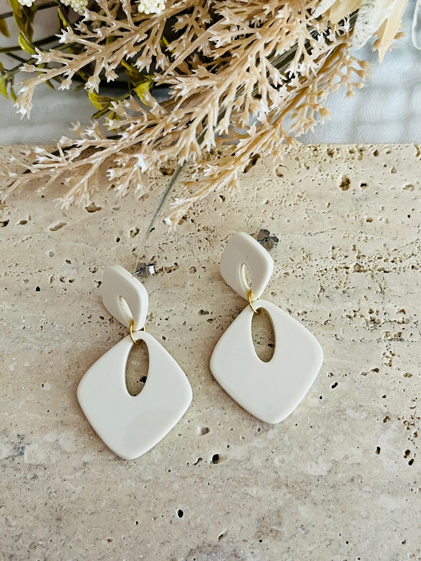 Boucles d'oreilles fantaisie fait main.
Clous d'oreilles losange en acrylique.
Pendentif losange évidé en acrylique.
4 couleurs: jaune, ivoire, marbré corail, marbré pêche nacré pailleté.
Bijou fantaisie fait main.
