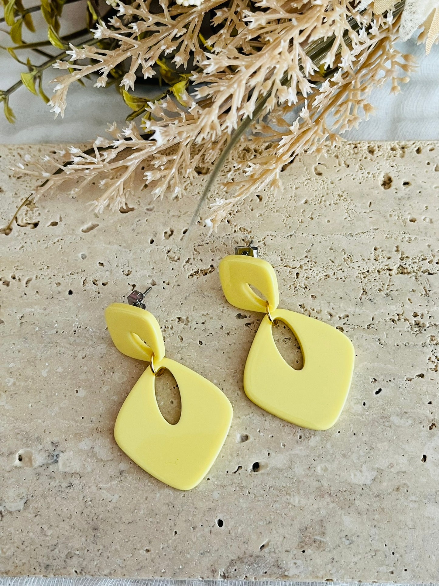 Boucles d'oreilles fantaisie fait main.
Clous d'oreilles losange en acrylique.
Pendentif losange évidé en acrylique.
4 couleurs: jaune, ivoire, marbré corail, marbré pêche nacré pailleté.
Bijou fantaisie fait main.