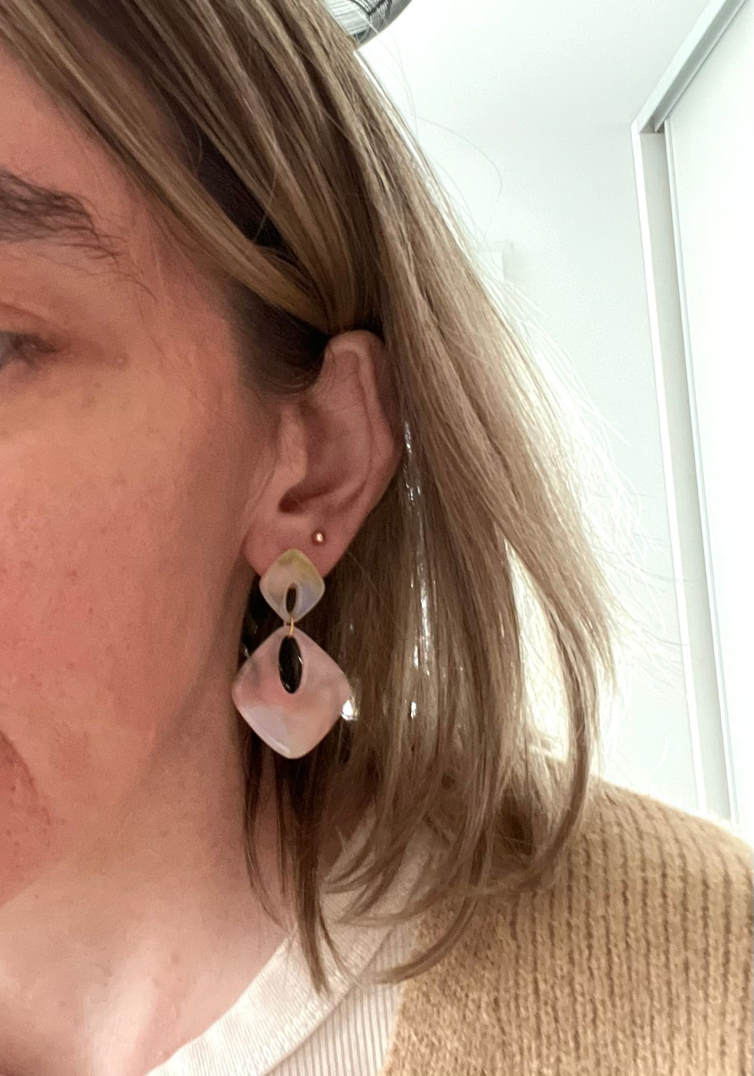 Boucles d'oreilles fantaisie fait main.
Clous d'oreilles losange en acrylique.
Pendentif losange évidé en acrylique.
4 couleurs: jaune, ivoire, marbré corail, marbré pêche nacré pailleté.
Bijou fantaisie fait main.