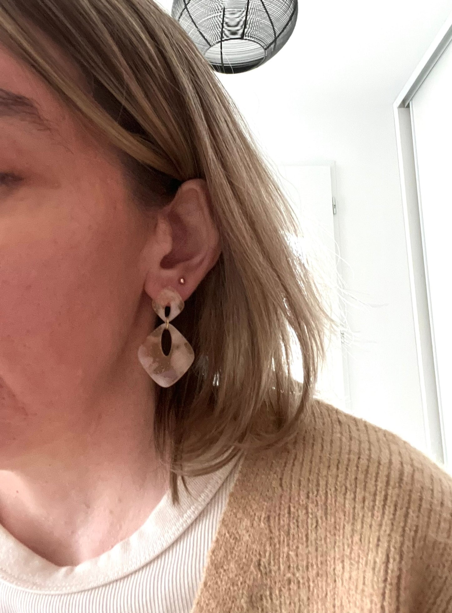 Boucles d'oreilles fantaisie fait main.
Clous d'oreilles losange en acrylique.
Pendentif losange évidé en acrylique.
4 couleurs: jaune, ivoire, marbré corail, marbré pêche nacré pailleté.
Bijou fantaisie fait main.