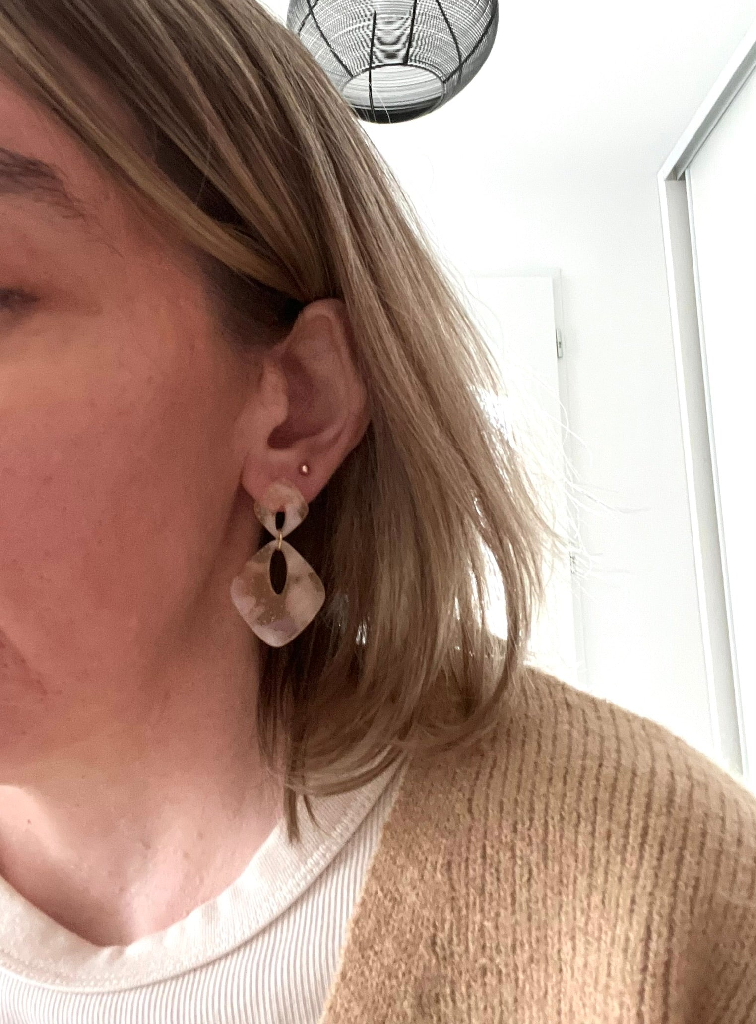 Boucles d'oreilles fantaisie fait main.
Clous d'oreilles losange en acrylique.
Pendentif losange évidé en acrylique.
4 couleurs: jaune, ivoire, marbré corail, marbré pêche nacré pailleté.
Bijou fantaisie fait main.