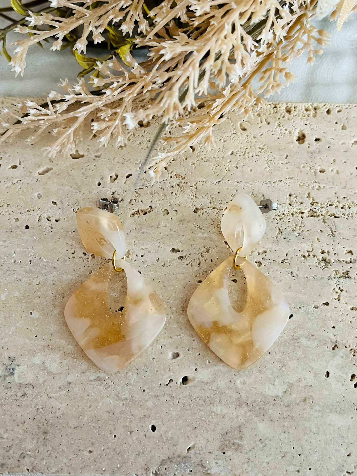 Boucles d'oreilles fantaisie fait main.
Clous d'oreilles losange en acrylique.
Pendentif losange évidé en acrylique.
4 couleurs: jaune, ivoire, marbré corail, marbré pêche nacré pailleté.
Bijou fantaisie fait main.
