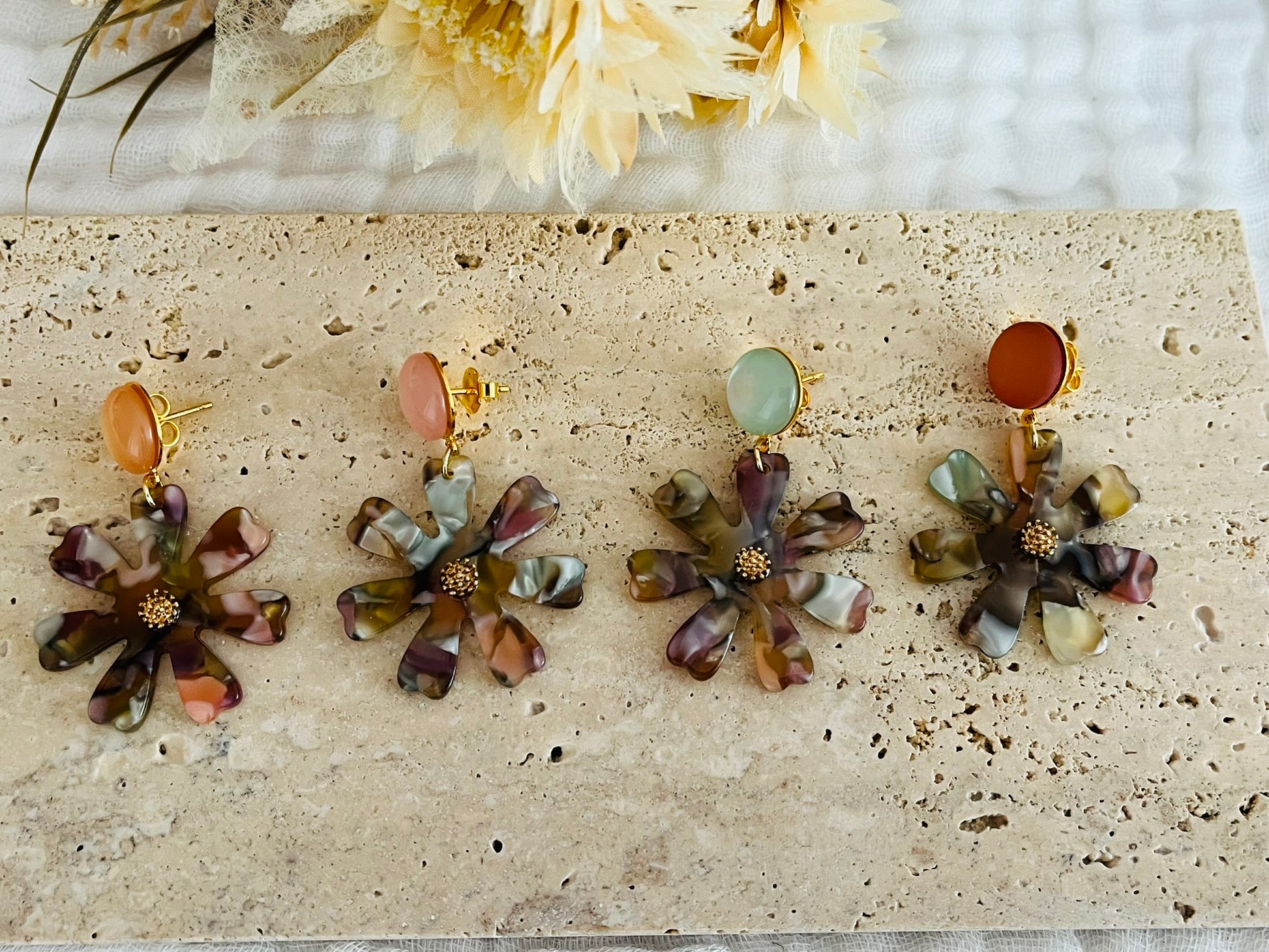 Boucles d'oreilles fantaisie fait main.
Clous d'oreilles rond avec cabochon en résine décliné en 4 couleurs: terracotta mat, vert d'eau, rose, bronze.
Pendentif marguerite en acrylique marbré multicolore.
Bijou fantaisie fait main.