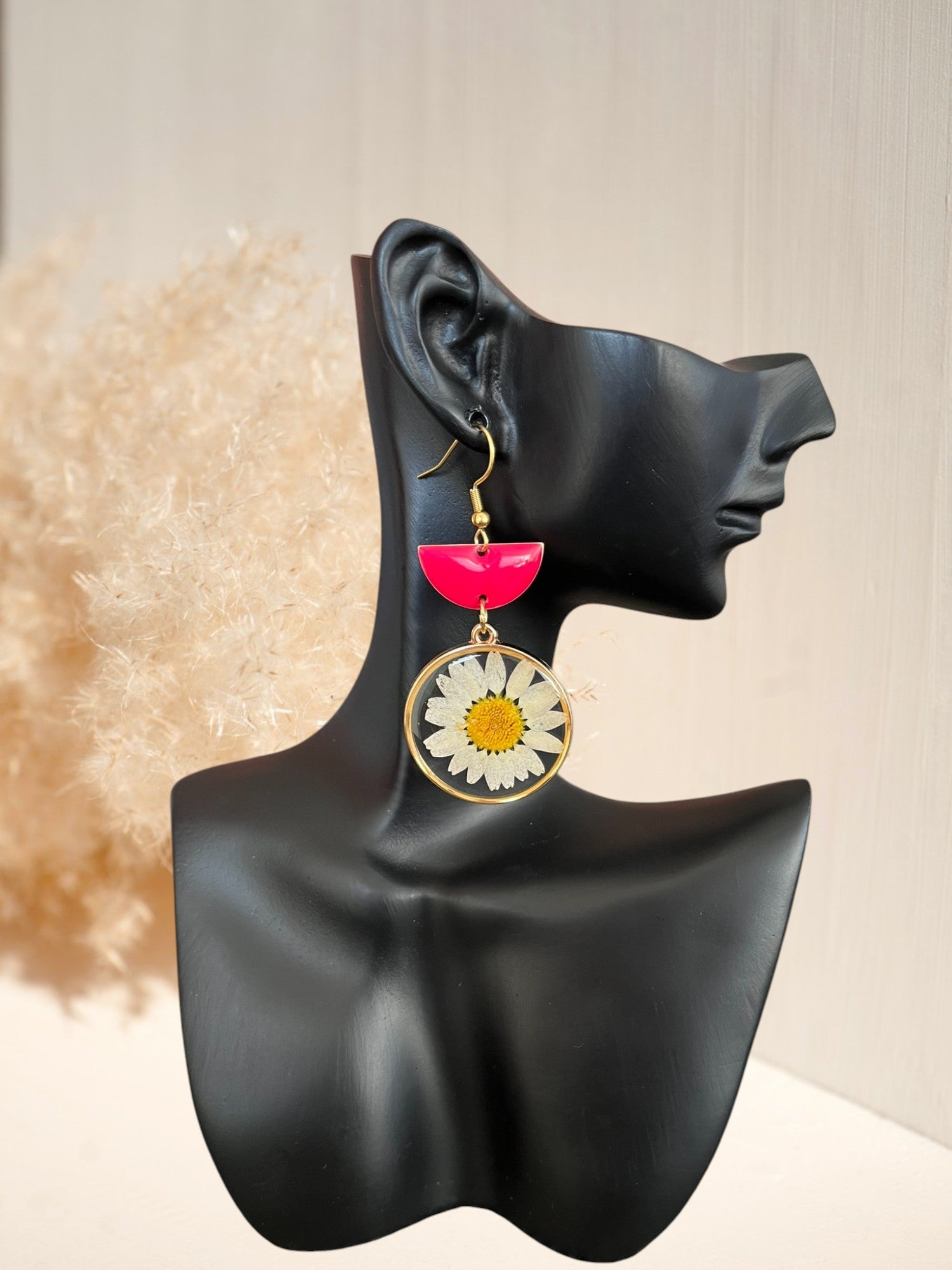 Boucles d'oreilles fantaisie fait main.
Crochets en acier inoxydable doré, pendentif fleur séchée marguerie.
Bijou fantaisie fait main.