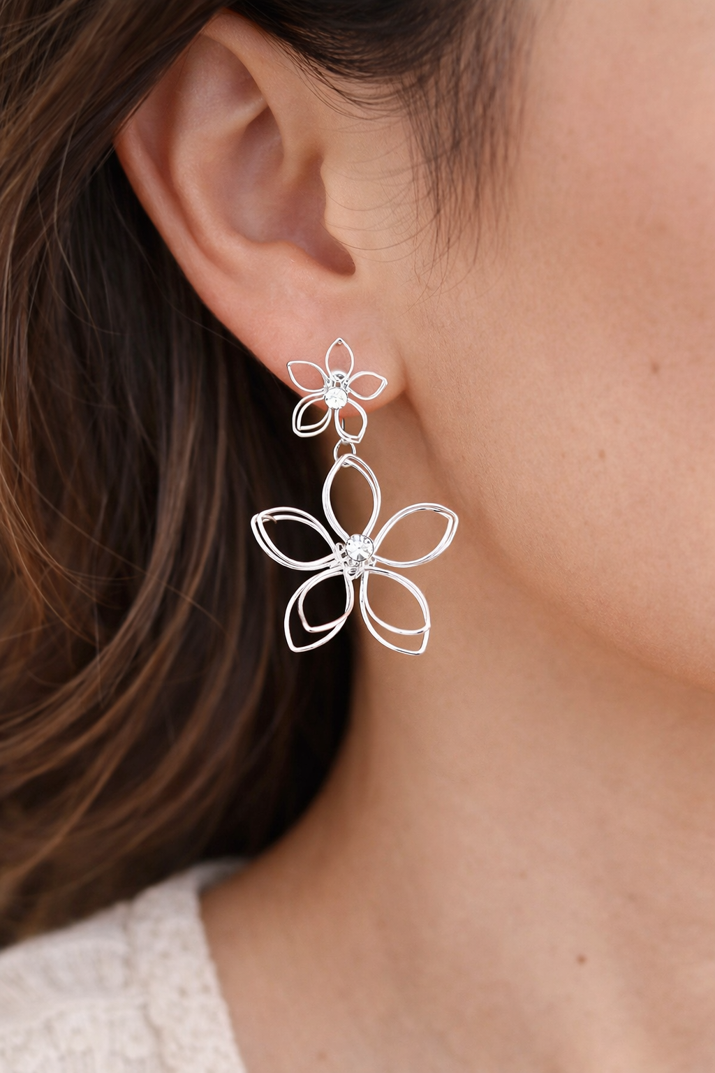 Boucles d'oreilles fleur argenté avec strass. Très légères.
Boucles d'oreilles pour mariage, baptême, cérémonie...
Bijou fantaisie fait main.