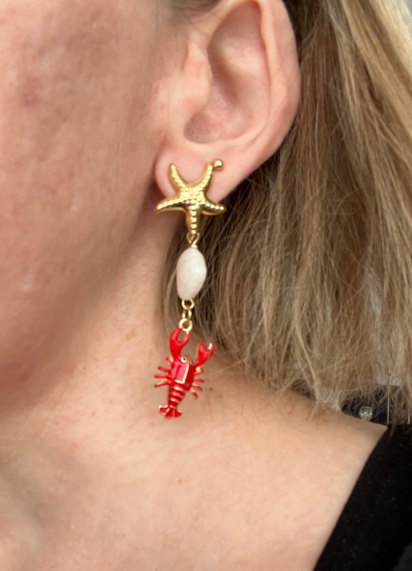 Clous d'oreilles étoile de mer laiton or 18k;
Perles connecteurs en acrylique blanc cassé,
breloques homard émaillé rouge.
Bijou fantaisie fait main.